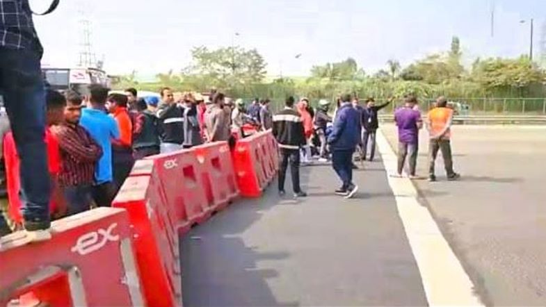 ঢাকা-মাওয়া এক্সপ্রেসওয়ে অবরোধ করে বৈষম্যবিরোধীদের অবস্থান